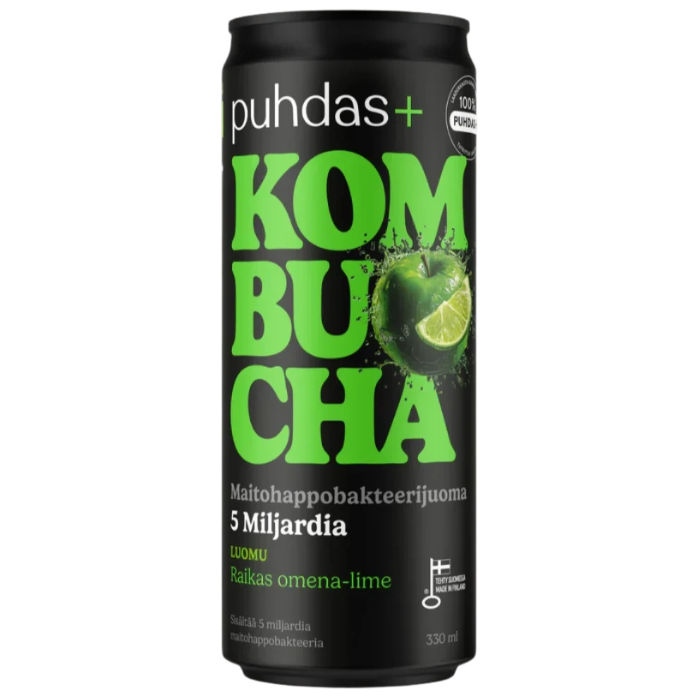 Puhdas+ Luomu Kombucha Raikas Omena-Lime; musta tölkki kirkkaanvihreällä tekstillä, kuvassa limelohko, merkitty omena-lime-makuiseksi ja sisältää 5 miljardia probioottia; mattapintainen sylinterinmuotoinen alumiinitölkki, 330 ml merkitty alaosassa; kirjasin on lihavoitu ja groteski; tausta valkoinen, ei ihmisiä tai käsiä näkyvissä.