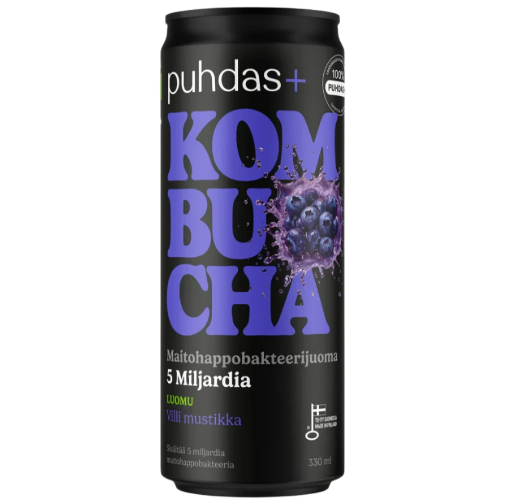 Puhdas+ Luomu Kombucha Villi Mustikka; musta tölkki suurella sinisellä tekstillä ja kuva mustikoista; tölkki on sylinterinmuotoinen mattapinnalla; etiketissä sanat "5 Miljardia" ja "Villi mustikka" sekä muuta probioottipitoisuustietoa; ei ihmisiä tai käsiä näkyvissä; tausta yksivärinen ja siisti, kuvattu studiovalaistuksessa selkeästi.