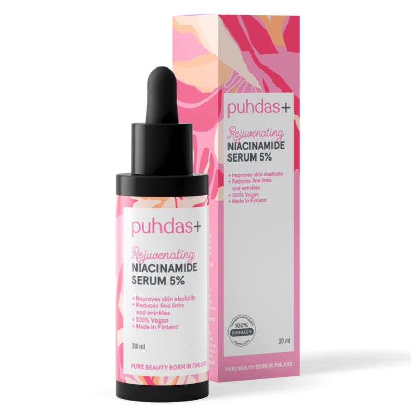 Puhdas+ Niacinamide 5 % Serum; vaaleanpunainen ja valkoinen laatikko sekä pullo tekstillä "puhdas+ Rejuvenating Niacinamide Serum 5%" tiputinkorkilla; pakkaus korostaa niasiiniamidin ihonhoitohyötyjä ja mainitsee valmistuksen Suomessa; sekä laatikko että pullo mattapintaisia ja suorakulmaisia, sans-serif-teksti vaihtelevin fonttipainoin; tuotekuva valkoista taustaa vasten, ei ihmisiä tai käsiä.
