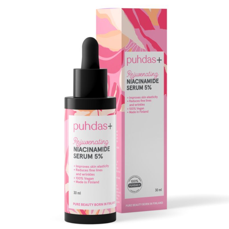 Puhdas+ Niacinamide 5 % Serum; vaaleanpunainen ja valkoinen laatikko sekä pullo tekstillä "puhdas+ Rejuvenating Niacinamide Serum 5%" tiputinkorkilla; pakkaus korostaa niasiiniamidin ihonhoitohyötyjä ja mainitsee valmistuksen Suomessa; sekä laatikko että pullo mattapintaisia ja suorakulmaisia, sans-serif-teksti vaihtelevin fonttipainoin; tuotekuva valkoista taustaa vasten, ei ihmisiä tai käsiä.