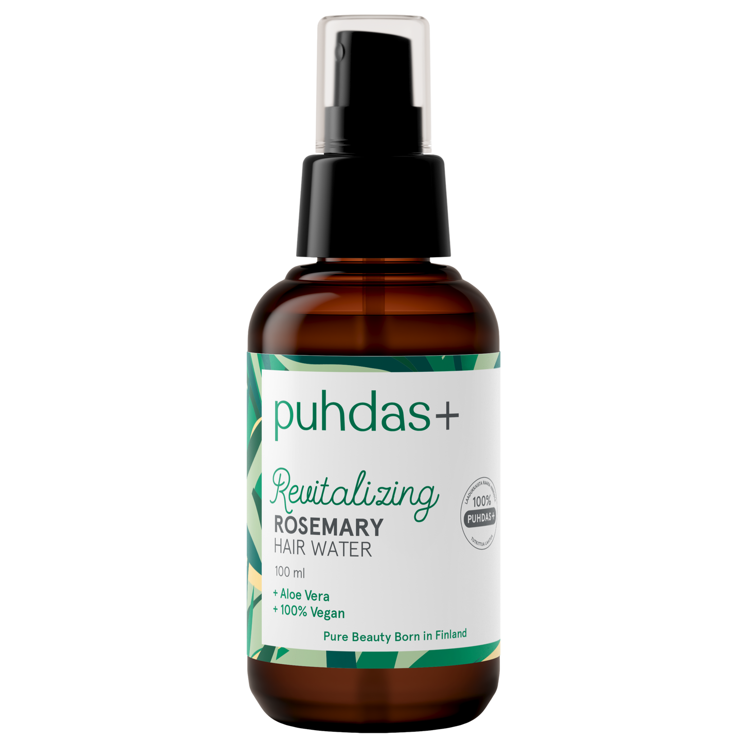 Puhdas+ Rosmariini Hiusvesi; meripihkanvärinen suihkepullo tekstillä "puhdas+ Revitalizing Rosemary Hair Water", 100 ml, aloe veraa, 100 % vegaaninen, 100 % puhdistettu, rikastettu tunnuslauseella "Pure Beauty Born in Finland"; lieriön muotoinen muovipullo mustalla suihkesuuttimella ja mattapinnalla; etiketissä vihreitä lehtikuvioita ja sans-serif-tekstiä valkoisella pohjalla; ei ihmisiä tai käsiä, tuote pystyssä neutraalia taustaa vasten.