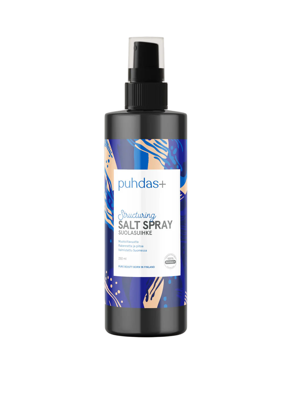 Puhdas+ Salt Spray Suolasuihke; musta muovinen suihkepullo mattapinnalla, tekstillä Puhdas+ Structuring Salt Spray; etiketti abstrakti sinisin ja beigein geometrisin muodoin, groteskifontilla; muoto lieriömäinen lyhyellä kaulalla ja liipaisinsuihkuttimella; pakkaus vaikuttaa uudelta ilman näkyvää kulumista; tausta yhtenäinen valkoinen, tuote keskitetty kuvaan; ei ihmisiä tai käsiä.