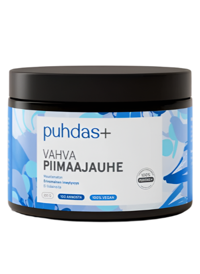 Puhdas+ Vahva Piimaajauhe; purkki Puhdas+ Vahva Piimaajauhe -proteiinijauhetta sinisellä ja valkoisella etiketillä, merkitty 100 % vegaaniseksi proteiiniksi, sisältää 200 grammaa ja riittää 100 annokseen; purkki lieriömäinen valkoisella mattapinnalla ja yhteensopivalla kierrekannella; etiketissä yksinkertaista groteskikirjasinta; tausta tasainen valkoinen; ei ihmisiä tai käsiä kuvassa.