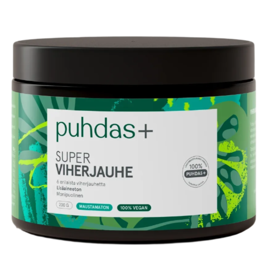 Puhdas+ Super Viherjauhe; musta muovipurkki kierrekannella ja sileällä mattapinnalla; etiketissä valkoista ja vihreää väriä sekä tyyliteltyjä viivapiirroksia kasveista; teksti yksinkertaisella, modernilla groteskifontilla; luettavissa vain ”puhdas+ Super Viherjauhe” ja ”200g vegan superfood powder”; tausta neutraali ja tasainen, tuote keskitettynä.