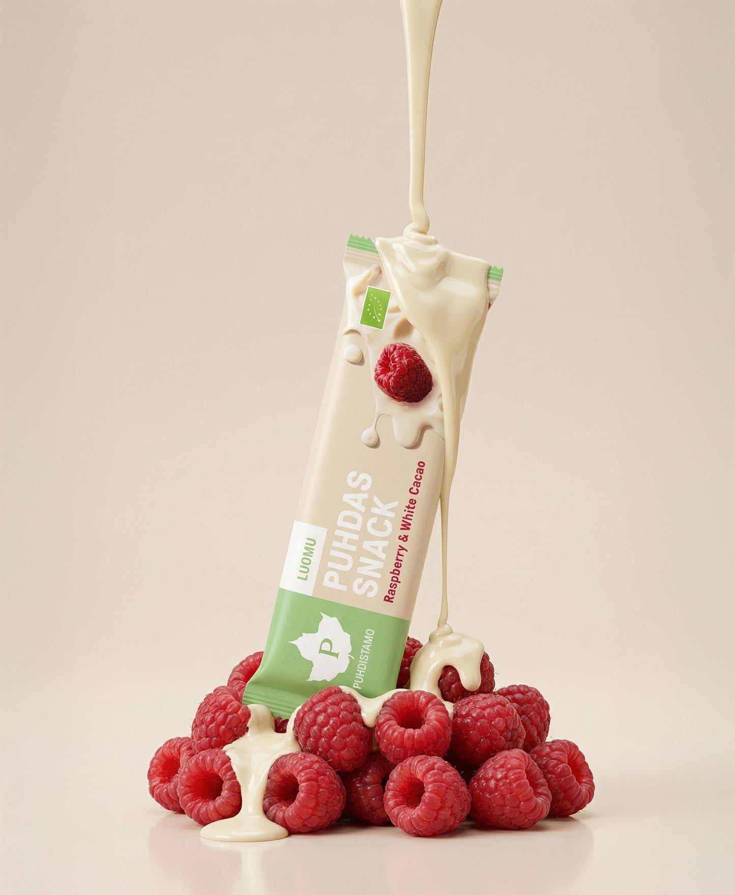 Puhdistamo Luomu Snack Raspberry & White Cacao: yläkuvakulmasta otettu asetelma, jossa vihreä suorakulmainen patukka mattapintaisessa kääreessä lepää tuoreiden vadelmien joukossa selkeällä valkoisella "Puhdas Snack" -etiketillä; sulaa valkosuklaata kaadetaan patukan ja marjojen päälle; alusta on neutraali ja siisti, ei ihmisiä tai käsiä näkyvissä.