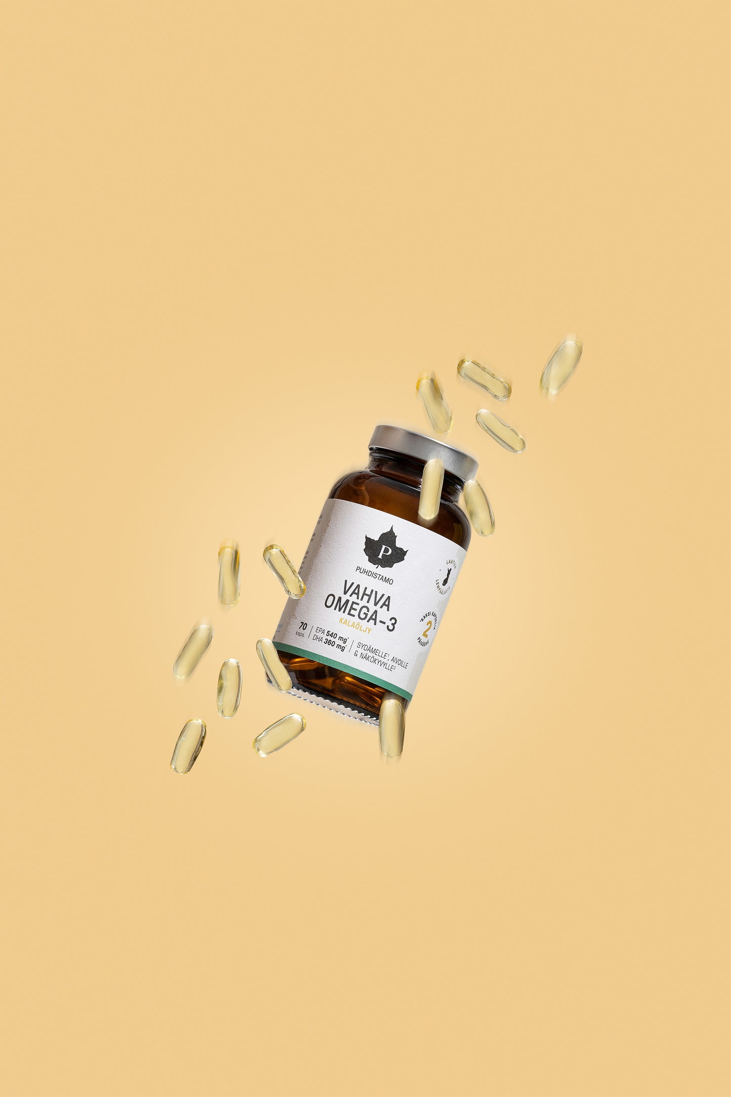 Puhdistamo Vahva Omega-3; ruskea lasipullo mattapinnalla, etiketissä lukee ”Vahva Omega-3” lihavoidulla, yksinkertaisella typografialla, pystyasennossa; pullon ympärillä lukuisia keltaisia, soikeanmuotoisia pehmeäkapseleita aseteltuna tasaiselle beigelle alustalle; ei ihmisiä tai käsiä näkyvissä; kuva pelkästä tuotteesta ylhäältä kuvattuna.