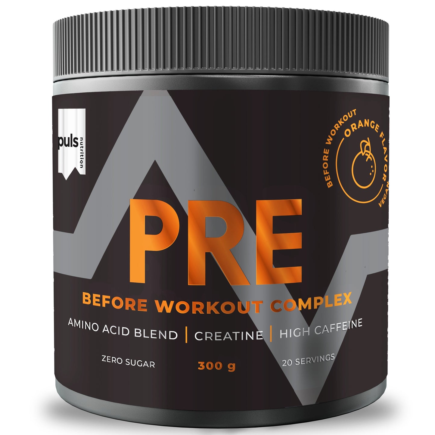 Puls Pre-Workout Complex Orange; musta muovipurkki matalla pinnalla, sylinterin muotoinen; etiketissä brändinimi ja tuotetiedot lihavoidulla oranssilla ja valkoisella tekstillä mustaa taustaa vasten siistillä groteskilla; tausta tasainen ja sekoittamaton, ei ihmisiä tai käsiä; Puls Nutrition PRE Before Workout Complex -aminohappo- ja kreatiiniseos, runsaasti kofeiinia, ei sokeria, appelsiinin makuinen, 300 g, 20 annosta.