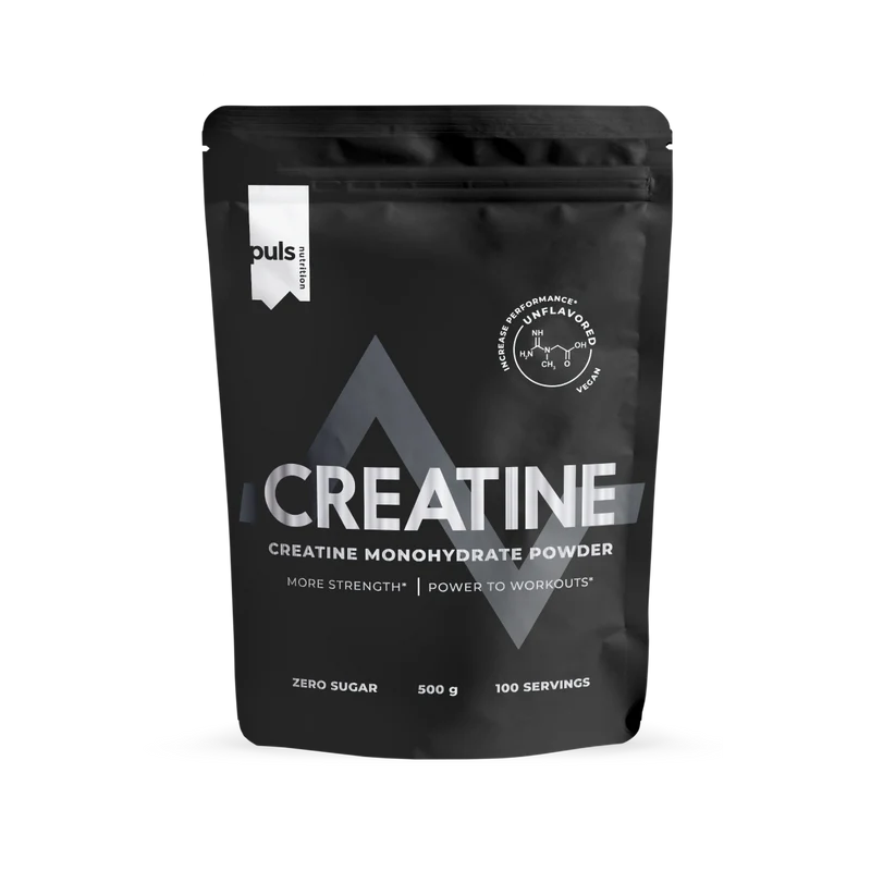 Puls Creatine; musta uudelleensuljettava pussi tekstillä "CREATINE", teksti "Creatine Monohydrate Powder" korostaen lisää voimaa ja tehoa treeneihin; pakkaus ilmoittaa nollasokerin, 500 g ja 100 annosta sekä puhtaan kreatiinin parhaisiin tuloksiin; pussi mattamusta lihavoiduin valkoisin versaalikirjaimin; pystyssä vaalealla taustalla, ei ihmisiä kuvassa.