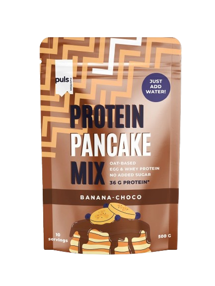 Puls Pancake Mix Banana-Choco, proteiinipannukakkujauhepussi banaani-suklaamaussa, kuvituksena pannukakkuja suklaakastikkeen kera; pakkaus mattapintainen, pÀÀosin ruskea ja keltainen, mukana kaurakuvitus; tuotetiedot â 36 g proteiinia, ei lisĂ€ttyĂ€ sokeria, 500 g, 10 annosta â painettu lihavoidulla groteskifontilla etusivulle; ei ihmisiĂ€ eikĂ€ kĂ€siĂ€ nĂ€kyvissĂ€, tausta neutraali ja studiovalaistu.