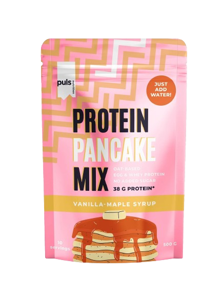 Puls Pancake Mix Vanilla-Maple Syrup, proteiinipannukakkujauheen pussi vanilja-vaahterasiirappimaussa; pakkaus vaaleanpunainen geometrisin kuvioin, etusivulla pino kuvitettuja pannukakkuja siirapin kera; pinta mattaa; lihavoitu valkoinen ja kultainen groteskiteksti kertoo tuotetiedot, mukaan lukien "Just add water!" ja "38g protein"; ei ihmisiÀ eikÀ kÀsiÀ nÀkyvissÀ, tausta neutraali, kuva suoraan edestÀ.