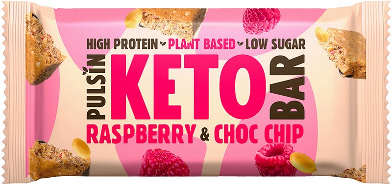 Pulsin KETO Proteiinipatukka Vadelma & Suklaahippu; Pulsin Keto Bar -kääre, vadelma- ja suklaahippumaku; vaaleanpunainen mattapintainen muovipakkaus painetuin kuvin vadelmista, suklaahiutaleista ja itse patukasta; lihavoitu groteskikirjasin näyttää tuotenimen ja avainlausekkeet: runsaasti proteiinia, kasviperäisiä ainesosia, vähän sokeria; ei ihmisiä tai rekvisiittaa; tausta tasainen ja neutraali, kuva suoraan edestä.
