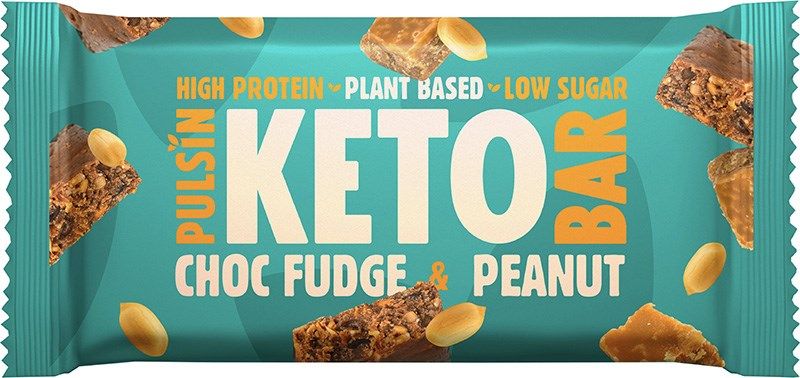 Pulsin Keto Bar, Choc Fudge & Peanut; turkoosi kääre tekstillä "High Protein", "Plant Based" ja "Low Sugar"; pakkauksessa kuvia suklaapatukoista ja maapähkinöistä hajallaan pinnalla; mattapintainen muovikääre, suorakulmainen muoto, lihavoitua valkoista ja ruskeaa groteskitekstiä, koko etusivun teksti luettavissa; tuote kuvattu yksin vaalealla taustalla, ei ihmisiä tai esineitä.