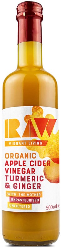 RAW Luomu Omenasiiderietikka Kurkuma & Inkivääri; pullo RAW Organic Apple Cider Vinegar -tuotetta kurkumalla ja inkiväärillä; läpinäkyvä lasipullo lieriömäisenä tavallisella kierrekorkilla; etiketti valkoinen ja oranssi, kertoo tuotteen olevan pastöroimaton, suodattamaton ja sisältävän ”the mother” -viljelmää; teksti lihavoiduilla fonteilla; tilavuus merkitty 500 ml; tausta tasainen ja siisti.