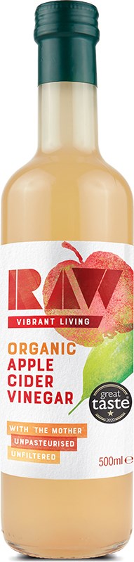 RAW Luomu Omenasiiderietikka; kirkas lasipullo RAW Organic Apple Cider Vinegar -tuotetta vihreällä mattapintaisella muovikorkilla; etusivun etiketti kermanvärinen, kuvituksena punainen omena, tuotetietoa groteskifontilla ja pyöreä Great Taste -palkintosinetti; 500 ml:n pullossa vaaleankeltaista nestettä; tausta vaalea ja hyvin valaistu, ei ihmisiä näkyvissä; pullo sisältää pastöroimatonta omenasiiderietikkaa etikettitietojen mukaisesti.