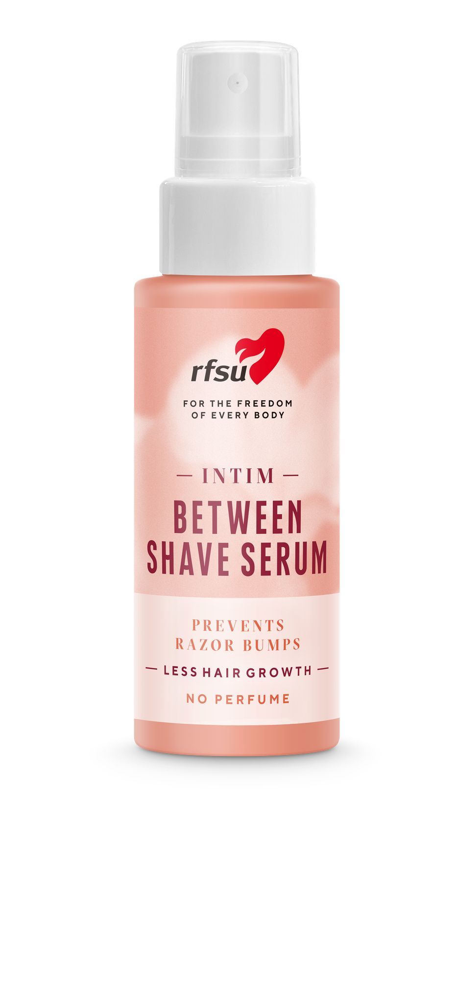 RFSU Intim Between Shave Serum; persikanvärinen mattapintainen muovipullo tekstillä ”RFSU Intim Between Shave Serum”, lisäksi etikettitekstiä ihokarvakyhmyistä ja hidastuneesta karvankasvusta; pullo lieriömäinen valkoisella suihkekorkilla; etiketin typografia yksinkertaista groteskia; ei ihmisiä tai käsiä näkyvissä; tausta yksivärinen ja vaalea; koko tuote pystyssä kuvan keskellä.