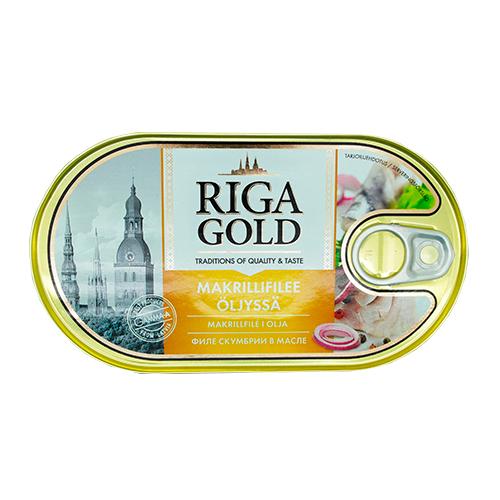 Soikea Riga Gold -tölkki, jossa on savustettua makrillifileetä öljyssä ja metallinen avausrengas. Keltavalkoisessa etiketissä on kiiltävä pinta, ja siinä näkyy kuvia sipulista, kalasta ja kirkontorneista. Tuotenimi on esitetty lihavoiduin isoin kirjaimin. Tölkki on aseteltu neutraalille taustalle, eikä kuvassa näy ihmisiä tai käsiä. Kuva on otettu hieman yläviistosta.