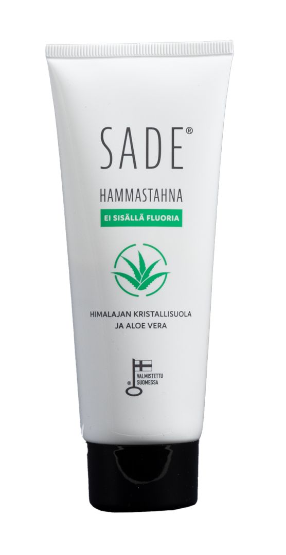 Valkoinen Sade-hammastahnaputkilo mustalla korkilla, suomenkielinen teksti ilmoittaa sen olevan fluoriditon, sisältävän Himalajan suolaa ja aloeveraa sekä valmistetun Suomessa; putkilo ja korkki mattapinnalla; etiketti groteskikirjasimella; ei ihmisiä tai käsiä näkyvissä; tuote seisoo pystyssä vaalealla taustalla lähikuvassa.