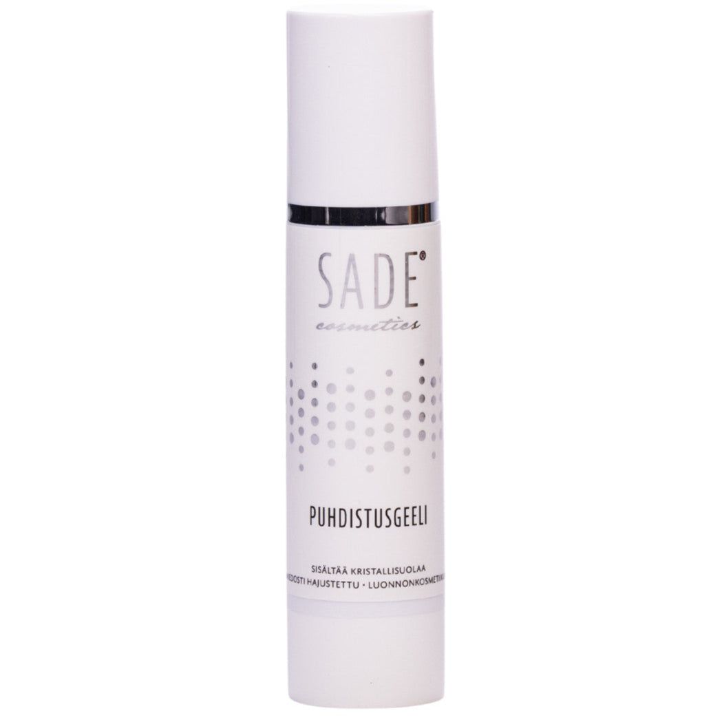Sade Puhdistusgeeli; valkoinen lieriömäinen pullo mattapinnalla, etiketissä teksti SADE cosmetics cleansing gel ja PUHDISTUSGEELI suomeksi; etiketissä tasavälein aseteltuja hopeisia ja harmaita pistekuvioita; kaikki teksti selkeällä groteskifontilla; tuote pystyssä valkoisella taustalla; ei muita esineitä tai ihmisiä kuvassa.