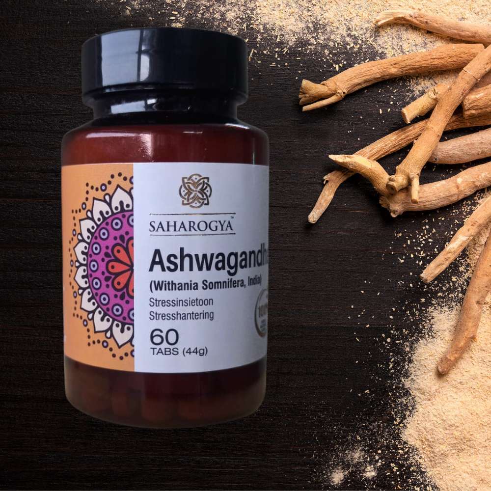 Saharogya Ashwagandha 750 mg; pullo Saharogya Ashwagandha -tableteille pystyssä valkoisella rungolla ja tummalla korkilla, siisti painettu etiketti tekstillä "Saharogya Ashwagandha"; tuote aseteltu kuivattujen ashwagandhajuurien ja hienojauhetun jauheen viereen; kaikki esineet tummalla mattapintaisella alustalla ilman heijastuksia; lähikuva asetelmasta.