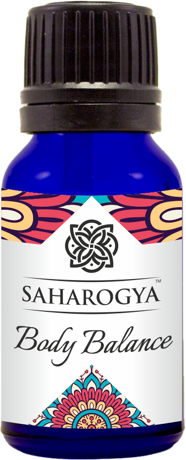 Sininen pullo, jossa lukee Saharogya Body Balance, musta korkki ja koristeellisia, ayurvedahenkisiä värikkäitä kuvioita etiketissä; pullo lieriömäinen kiiltäväpinnalla; etikettitekstissä siisti, moderni groteskikirjasin; kuva on pelkkä tuotekuva studiossa yhtenäisellä valkoisella taustalla; ei ihmisiä tai käsiä näkyvissä.