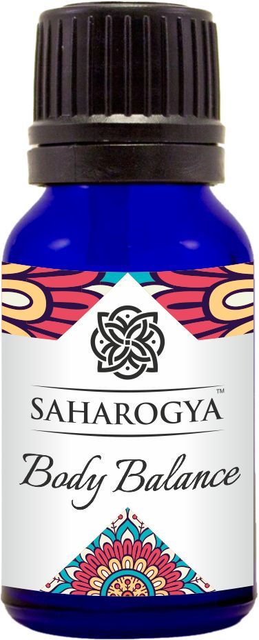 Sininen pullo, jossa lukee Saharogya Body Balance, musta korkki ja koristeellisia, ayurvedahenkisiä värikkäitä kuvioita etiketissä; pullo lieriömäinen kiiltäväpinnalla; etikettitekstissä siisti, moderni groteskikirjasin; kuva on pelkkä tuotekuva studiossa yhtenäisellä valkoisella taustalla; ei ihmisiä tai käsiä näkyvissä.