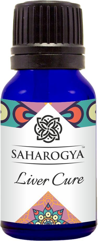 Sininen lasipullo kiiltäväpintaisena, lieriömäinen muoto, päällä musta uritettu muovikorkki; etusivun etiketissä lukee Saharogya Liver Cure lihavoidulla groteskikirjasimella sekä geometrisiä koristekuvioita; ei muita esineitä, ihmisiä tai käsiä näkyvissä; kuva otettu yhtenäisellä valkoisella taustalla. Sininen pullo, jossa lukee Saharogya Liver Cure, näyttää koristeellisia kuvioita ja mustan uritetun korkin, korostaen sen maksaa tukevia hyötyjä.