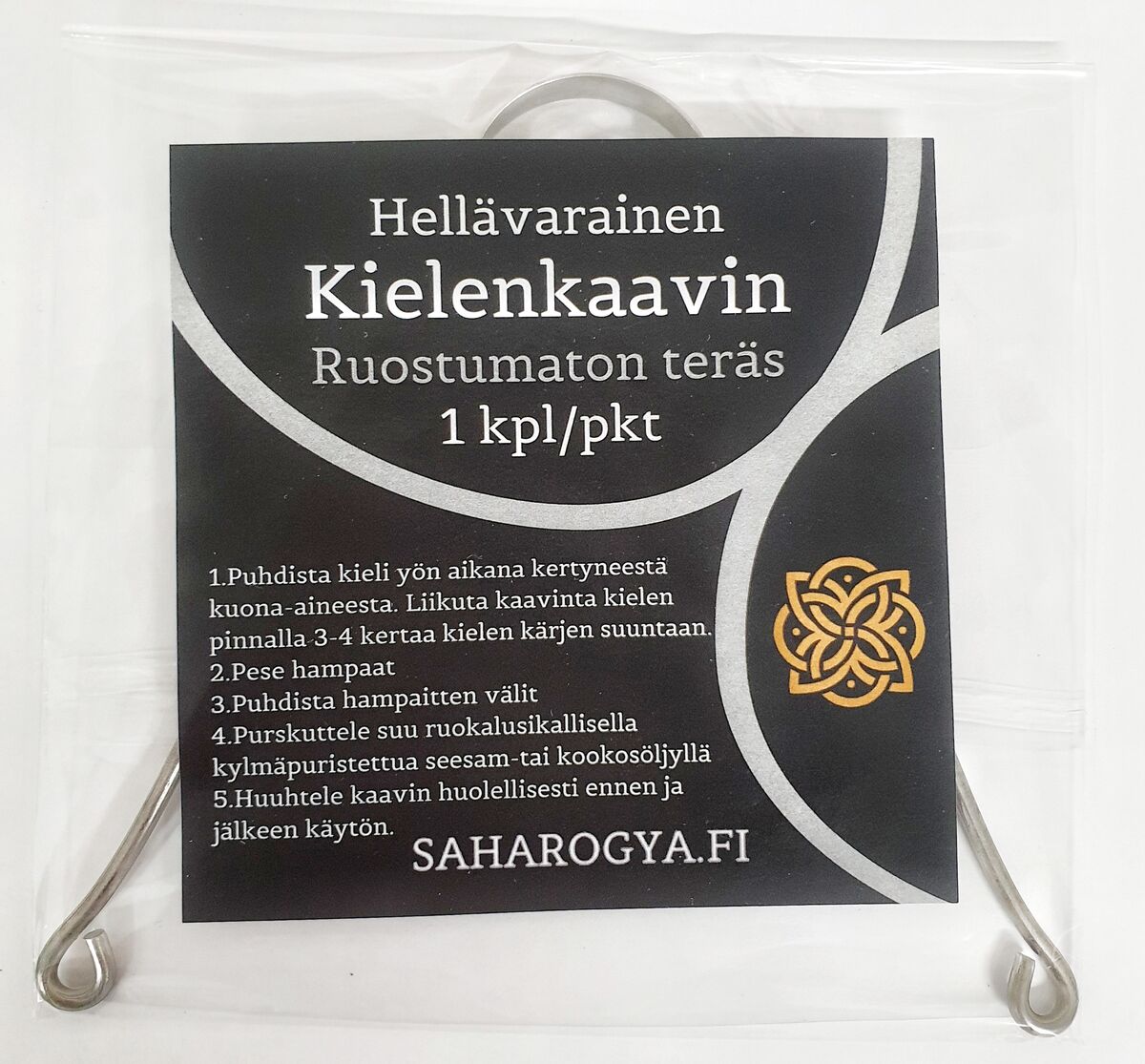 Ruostumattoman teräksen kielenkaapimen pakkaus suomenkielisin käyttöohjein; U:n muotoinen, metallinen kaavin mattapinnalla, pakkauksessa painettuna teksti Kielenkaavin ja saharogya.fi; pakkaus käyttää yksinkertaista, lihavoitua typografiaa; ei ihmisiä tai käsiä näkyvissä; neutraali taustaympäristö suoraviivaisessa tuotekuvassa.