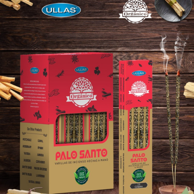 Ullas Suitsuketikku Palo Santo; kaksi Ullas Orgánico Palo Santo -suitsukerasiaa, isompi ja pienempi, vieressä palavia ja savuavia suitsuketikkuja; rasiat punaisen ja beigen mattapintaisia, kukkakuvioin koristeltuja, suorakulmaisia; etiketeissä tuotenimi ja luomumerkintä lihavoidulla groteskikirjasimella; yksivärinen tausta, ei ihmisiä tai käsiä, yksinkertainen tuotekuva.