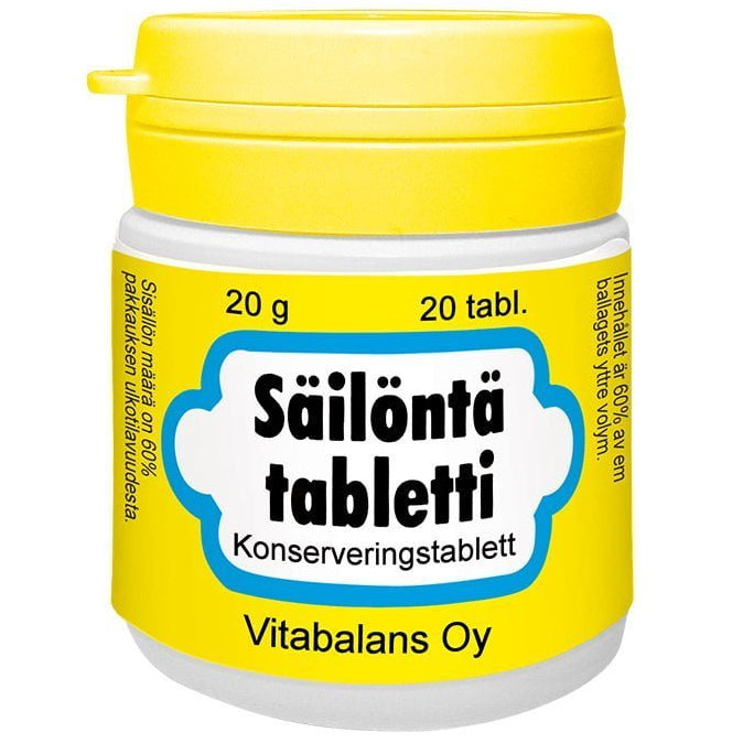 Säilöntätabletti; keltainen ja valkoinen lieriömäinen muovipurkki mattapinnalla, teksti Säilöntä tabletti ja Vitabalans Oy, sisältää 20 säilöntätablettia; suomenkielinen teksti ja sana Vitabalans painettu valkoiselle etiketille lihavoidulla groteskifontilla; purkki pystyssä neutraalilla taustalla, ei ihmisiä tai muita esineitä kuvassa.