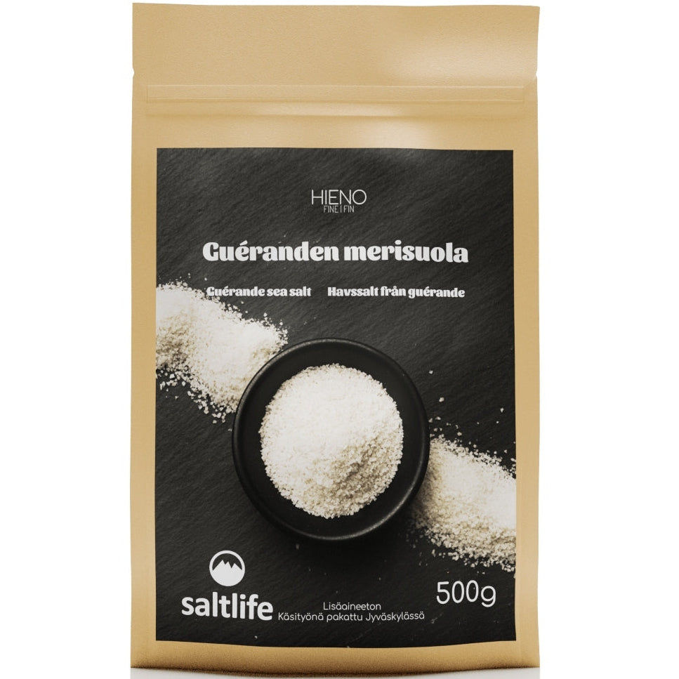 Saltlife Guérande Merisuola Hieno; ruskea 500 g Saltlife-pakkaus Guérande-merisuolaa, etuosassa musta kulho täynnä karkeaa valkoista suolaa; pinta mattapintainen; luettava teksti painettu lohkomaisin groteskikirjaimin useilla kielillä, mukaan lukien suomi; pakkaus suorakaiteen muotoinen, kuvattu neutraalilla taustalla, ei ihmisiä tai muita esineitä.