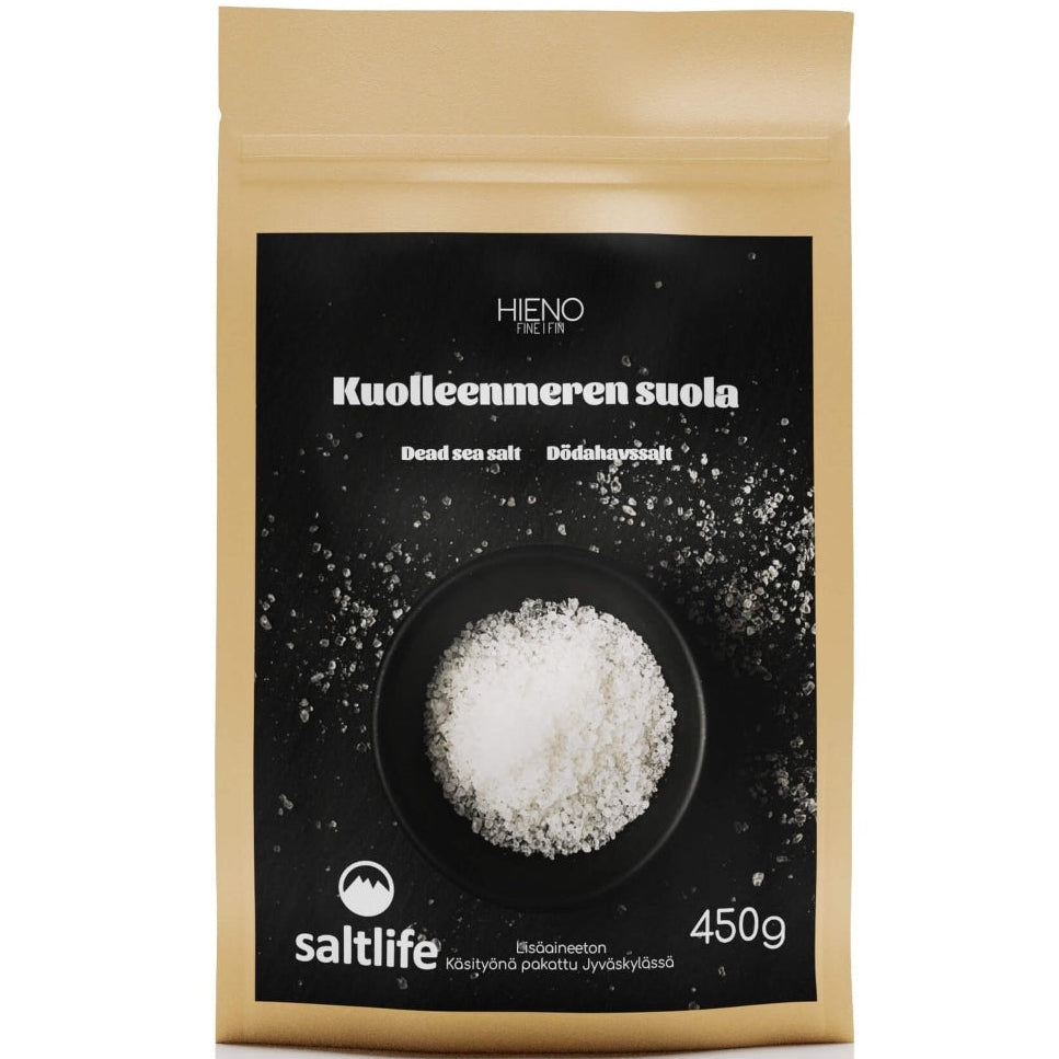 Saltlife Kuolleenmeren Suola; beige uudelleensuljettava pussi tekstillä Dead Sea salt englanniksi, suomeksi ja ruotsiksi, etuosassa musta kulho karkeaa suolaa; 450 gramman Saltlife-pakkaus korostaa luonnollista Kuolleenmeren suolaa; pussi muovia mattapinnalla, suorakaiteen muotoinen, painettu teksti groteskia mustana ja valkoisena keskitettynä etupaneeliin; tausta valkoinen, ei ihmisiä tai rekvisiittaa näkyvissä.