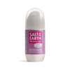 Salt of the Earth Roll-On Deodorantti Pioninkukka: pinkki-valkoinen täytettävä roll-on-pakkaus, muovia, sylinterimäinen ja pyöristetty yläosa, mattapinta; etiketissä eri kokoista groteskitekstiä tuoksulle "Peony Blossom" ja maininta "100% Natural Origin"; tuote on keskitetty valkoista taustaa vasten, ei ihmisiä tai käsiä näkyvissä.