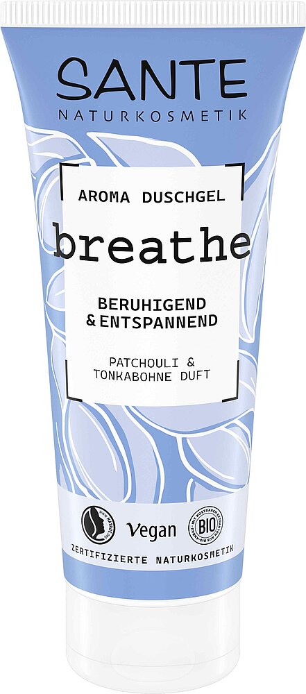 Sante Breathe Suihkugeeli; tuubi Sante Naturkosmetik Aroma Duschgel breathe -suihkugeeliä, tuoksuna rauhoittava ja rentouttava patsuli ja tonkapapu; tuubi pystyssä mattapinnalla sinisen ja valkoisen väriliukuna; painetussa tekstissä selkeä groteskikirjasin; vegaani- ja luomusertifiointimerkit näkyvissä etupuolella; ei ihmisiä tai käsiä, kuvattu tasaista taustaa vasten.