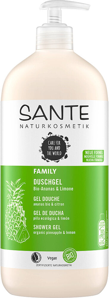 Sante Family Suihkugeeli Ananas & Lime; pullo perheen suihkugeeliä luomuananaksella ja sitruunalla, vihreä-valkoinen etikettivärimaailma, muovinen pumppukorkki, sylinterimuoto ja mattapinta; etiketissä vegaani-, luomu- ja 100 % kierrätetty muovi -kuvakkeet; teksti selkeällä groteskikirjasimella; tausta yksinkertainen ja siisti, ei ihmisiä tai käsiä näkyvissä.