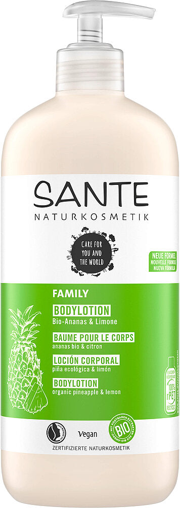 Sante Family Vartalovoide Ananas & Lime; pullo perheen vartalovoidetta valkoisella pumppuannostelijalla; astia on sylinterinmuotoinen mattavalkoista muovia; etiketissä modernia mustaa groteskitekstiä sekä kuvia ananaksesta ja limeviipaleista; vegaani- ja biosertifiointi näkyy kuvakkeina; teksti useilla kielillä etiketissä; tuote yksivärisellä taustalla, kuva edestäpäin, ei ihmisiä näkyvissä.
