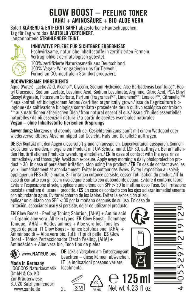 Sante Glow Boost Kuoriva Kasvovesi; etiketti 125 ml:n kuorivalle kasvovedelle, esittää ainesosat, käyttöohjeet, ominaisuudet, sertifioinnit ja brändinimen saksaksi; mukana QR-koodi ja kierrätysmerkit; etiketti painettu sylinterinmuotoiseen muovipulloon kiiltäväpinnalla; selkeää groteskikirjasinta; ei ihmisiä tai käsiä näkyvissä; tausta yksinkertainen ja neutraali; kuva suoraan edestä.