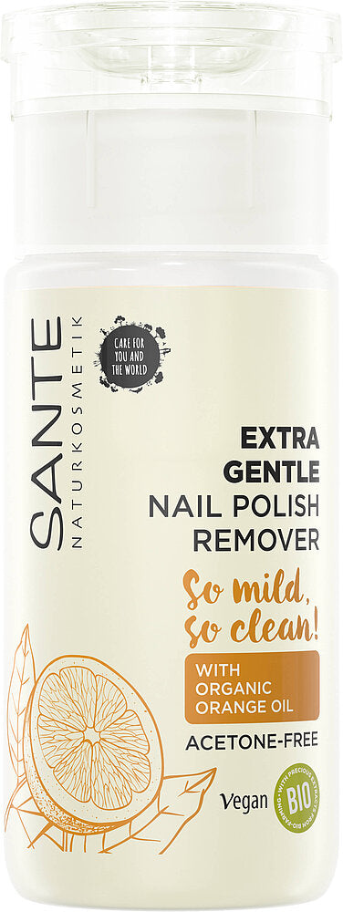 Sante Hellävarainen Kynsilakanpoistoaine; pullo Sante Extra Gentle Nail Polish Remover -kynsilakanpoistoainetta luomuappelsiiniöljyllä, merkitty asetonittomaksi, vegaaniseksi ja luomuksi; säiliö lieriömäinen valkoisella kannella ja puoliläpinäkyvällä rungolla; etiketissä appelsiinikuvitus, groteskitekstiä korostaen ympäristöystävällisyyttä ja kestävyyttä; tuote kuvattu valkoisella taustalla studiokuvassa, ei ihmisiä tai käsiä.