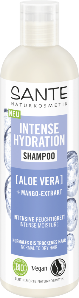Sante Intense Hydration Shampoo; pullo aaloe veralla ja mangouutteella rikastettua shampoota, merkitty vegaaniseksi ja luomuksi normaaleille tai kuiville hiuksille; saksan- ja englanninkielistä tekstiä valkoisella taustalla; sylinterinmuotoinen muovipullo on mattavalkoinen oranssilla läppäkorkilla; päätekstissä lihavoitua groteskikirjasinta mustana ja oranssina; ei ihmisiä tai rekvisiittaa näkyvissä.