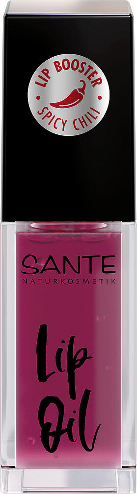 Sante Lip Booster; pullo Sante Lip Oil -huuliöljyä tulisen chilin lip booster -etiketillä, ravitsevaa vaaleanpunapunaista nestettä ja tyylikäs musta kansi; pullo lieriömäinen läpinäkyvin sivuin, näyttäen kiiltävän nesteen; etiketissä lihavoitua groteskitekstiä; kannen pinta sileä ja musta; tuote esillä vaaleaa taustaa vasten lähikuvassa, ei ihmisiä tai käsiä.