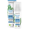 Sante Moisture Fresh Hoitoboosteri; SANTE Moisture Fresh Care Booster -pullo ja rasia, molemmissa kuva aloeveraviipaleista; tuotetyyppi ihonhoitobuusteri; pakkaus valkoisin ja turkoosein värilohkoin mattapinnalla, pullo sylinterin muotoinen, rasia suorakulmainen; luettavassa tekstissä korostetaan hyaluronia, vegaanisuutta ja bio-sertifiointia; suurin osa etikettitekstistä saksaksi; ei ihmisiä tai käsiä, tausta tasainen.