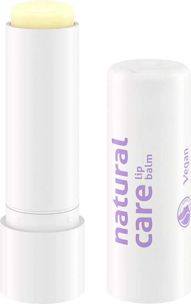 Sante Natural Care Huulivoide; valkoinen luonnollisen vegaanisen huulivoiteen tuubi, korkki irrotettuna ja aseteltu viereen; sylinterin muotoinen tuubi mattapinnalla yksinkertaisella muotoilulla; etiketissä lukee ”natural care lip balm” violetilla groteskitekstillä ja vegaanisymboli; tausta tasainen ja neutraali, ei ihmisiä tai muita esineitä; tuote kuvattu läheltä tasaisella pinnalla.