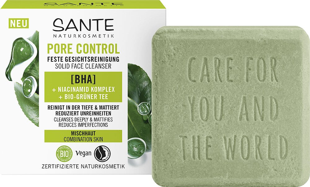 Vihreä Sante Pore Control -kasvosaippua kaiverretulla tekstillä CARE FOR YOU AND THE WORLD lepää suorakulmaisen rasiansa vierellä, jossa on painettuja tuotetietoja. Vihreä saippuapala on mattapintainen, pyöristetyin kulmin suorakulmainen, yksinkertainen pääteviivaton typografia. Rasiassa on kuvia vihreistä lehdistä ja mainitaan ainesosina BHA, niasiiniamidikompleksi ja biovihreä tee. Ihmisiä tai käsiä ei näy; tausta on neutraali.