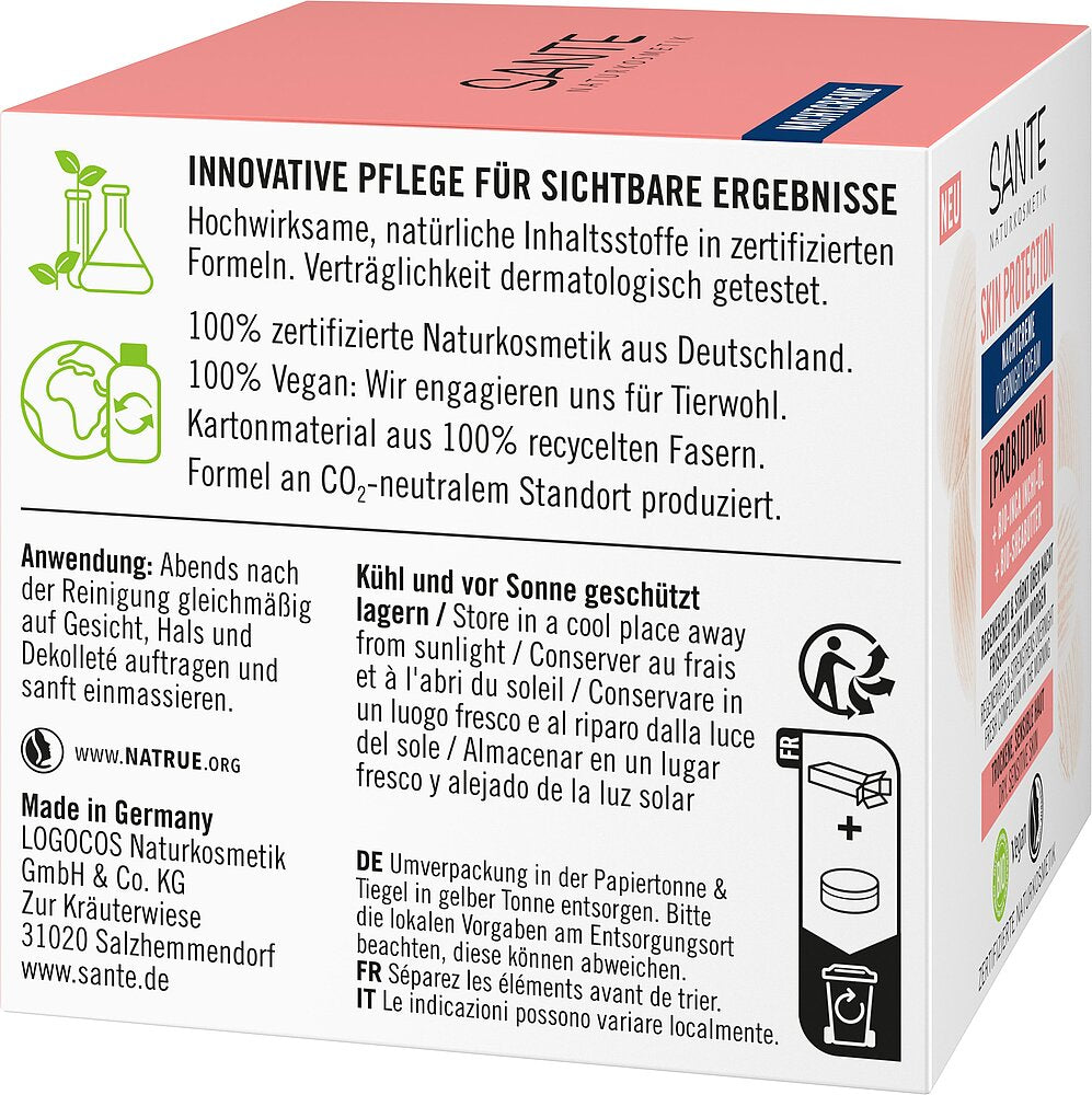 Sante Skin Protection Yövoide; valkoinen suorakulmainen Sante-ihonhoitolaatikko mattapinnalla; materiaali vaikuttaa tavalliselta pahvipakkaukselta; saksankielinen teksti groteskikirjasimella kattaa useita paneeleja, osioina tuoteominaisuudet, vegaaniset ainesosat, ohjeet, yritystiedot ja kestävyyskohdat; sertifiointilogot ja viivakoodi painettu sivuun; ei ihmisiä tai käsiä näkyvissä; yksivärinen tausta, studiotyylinen tuotekuva.