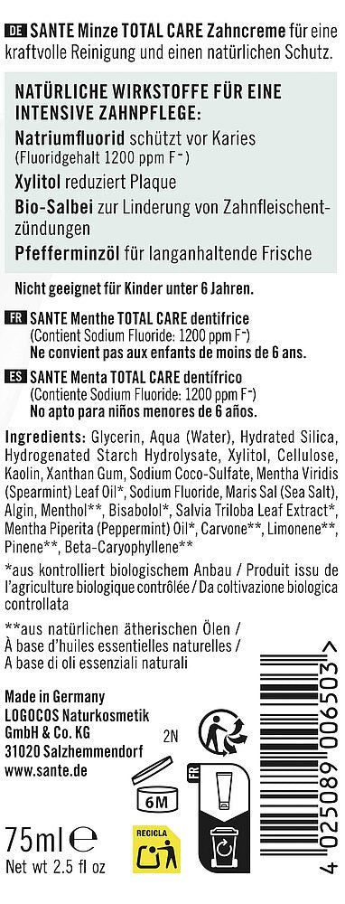 Sante Total Care Hammastahna Minttu; 75 millilitran hammastahnatuubi mattapinnalla, pääosin valkoinen sinisin ja vihrein korostuksin; etiketissä saksan- ja ranskankielinen teksti luettelee ainesosia kuten natriumfluoridi, ksylitoli, salvia ja piparminttuöljy; tekstissä mainitaan luonnollinen suoja, raikas hengitys, sopivuus yli 6-vuotiaille; ei ihmisiä tai käsiä; pelkistetty studiotausta.