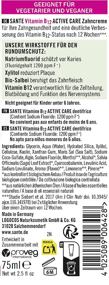 Sante Vitamin B12 Active Hammastahna; saksankielinen etiketti SANTE Vitamin B12 -hammastahnalle valkoisella suorakaiteen muotoisella mattapintaisella tuubilla; etiketissä lihavoitua groteskityypografiaa, listaa vegaanisuuden, natriumfluoridin, ksylitolin, luomusalvian ja B12-vitamiinin aktiiviaineina; käyttöohjeet ja pienet tuotekuvakkeet alaosassa; ei ihmisiä tai käsiä; neutraali tausta, lähikuva tuotteesta.