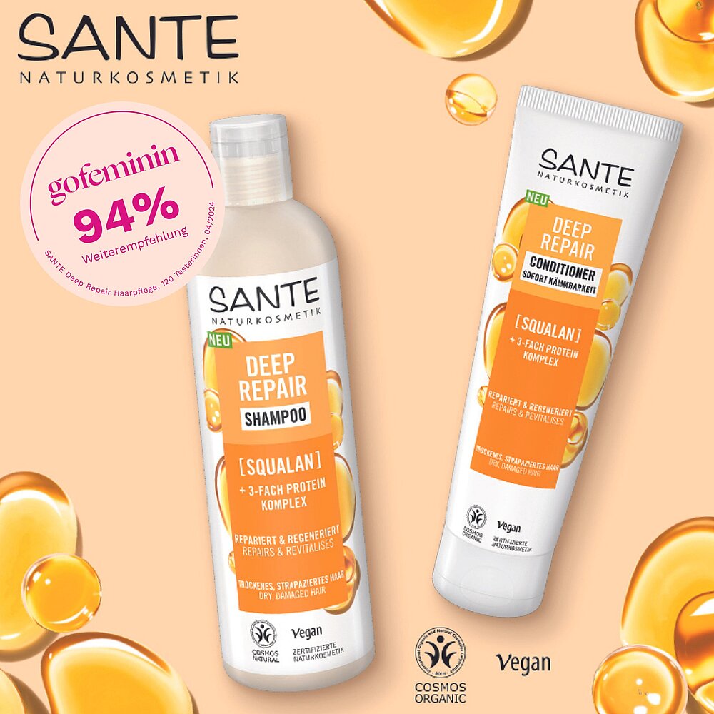 Sante Deep Repair Shampoo; kaksi Sante Deep Repair -shampoo- ja hoitoainepulloa oranssi-kermanvärisin etiketein, merkitty skvalaanilla ja proteiinikompleksilla; molemmat pullot ovat mattapintaisia pyöreäreunaisen suorakulmaisen muotoisia; pullojen ympärillä kultaisia nestepisaroita; pakkauksissa näkyy 94 % suositusmerkki sekä vegaani- ja luomusertifiointimerkinnät; ei ihmisiä tai käsiä näkyvissä.