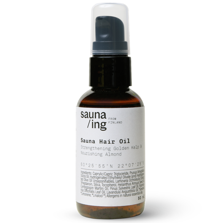 sauna/ing Sauna Hair Oil; ruskea pullo Sauna Hair Oil -hiusöljyä, musta pumppuannostelija ja valkoinen etiketti, joka esittää ravitsevat ainesosat ja tuotetiedot; pullo lieriömäinen kiiltäväpinnalla, muovinen; valkoisessa etiketissä mustaa groteskitekstiä isoin kirjaimin brändinimelle ja tuotetyypille; tausta valkoinen, ei ihmisiä tai käsiä, lähikuva.