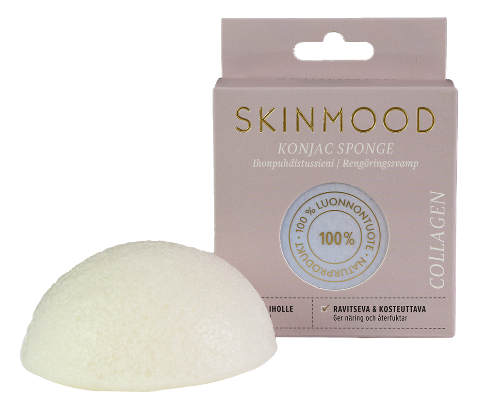 SkinMood Magical Konjac Sponge Collagen -pesusieni; valkoinen, kupolinmuotoinen ja mattapintainen huokoinen sieni vaaleanpunaisen SKINMOOD-pakkauksen vieressä; pakkauksessa teksti "KONJAC SPONGE" ja "COLLAGEN" suomeksi ja ruotsiksi sekä pyöreä leima "100% LUONNONTUOTE"; lihavoitua mustaa tekstausvapaata tekstiä etupuolella; lähikuva yksiväristä taustaa vasten, ei ihmisiä tai käsiä näkyvissä.