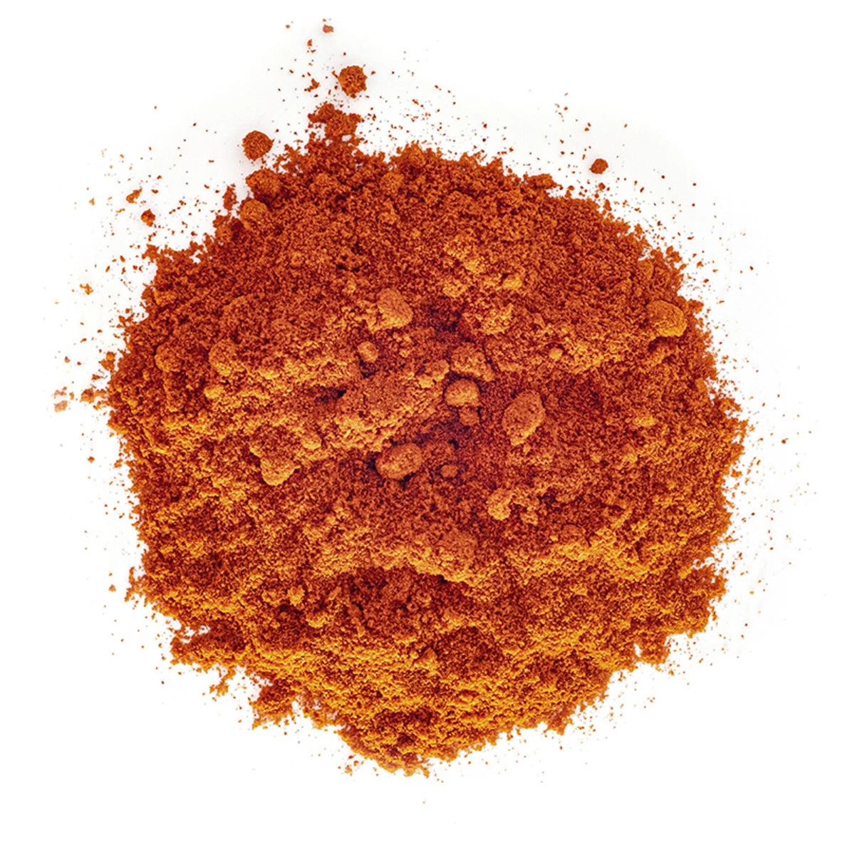 Eloisa kasa punaoranssia paprikajauhetta erottuu kauniisti valkoista taustaa vasten. Paprika on löyhää jauhemaista muotoa, ilman näkyvää pakkausta. Pinnan viimeistely on matta. Etikettejä, tekstiä tai typografiaa ei näy. Ihmisiä tai käsiä ei näy kuvassa. Kuva on lähikuva tuotteesta yksivärisellä taustalla.