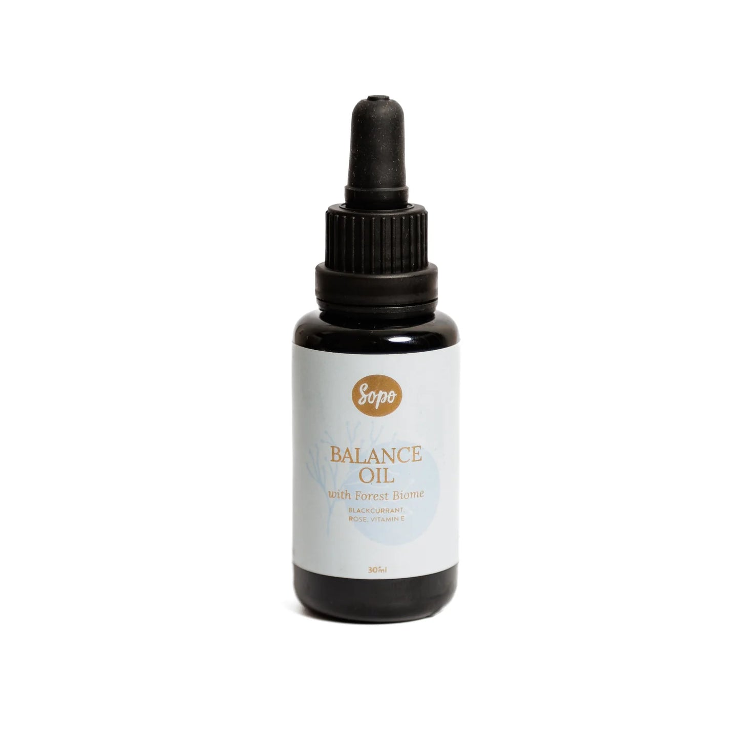 Sopo Metsäbiomi Balance Oil; pieni tummalasinen pullo mattapinnalla ja mustalla tippakorkilla seisoo pystyssä tasaisella valkoisella taustalla; etiketti valkoinen selkeällä mustalla groteskitekstillä: ”Balance Oil with Forest Biome by Sopo”; ei ihmisiä tai käsiä; lähikuva tuotteesta, joka tuo mieleen metsäbiomin tunnelman.